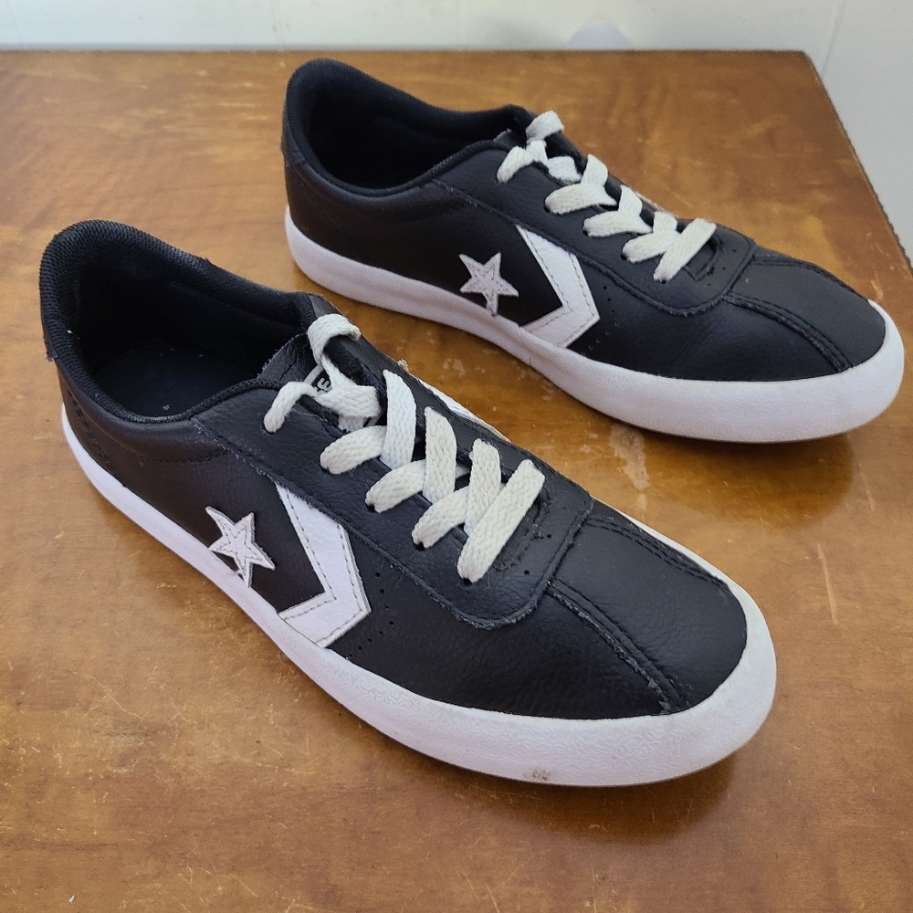 Converse Leather Junior Size 2 Sneakers Athletic